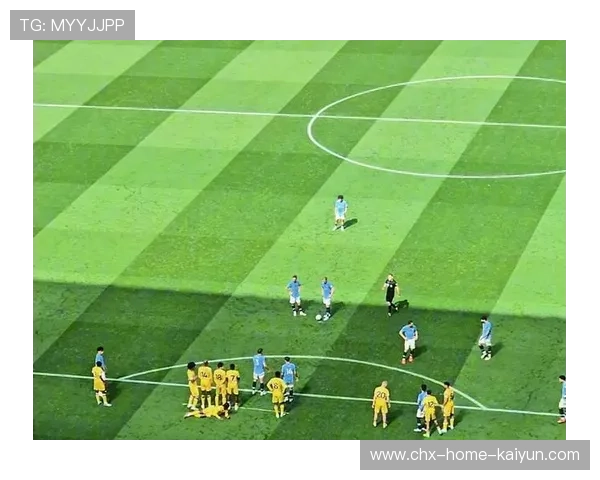 德布劳内主罚任意球越过人墙击中立柱