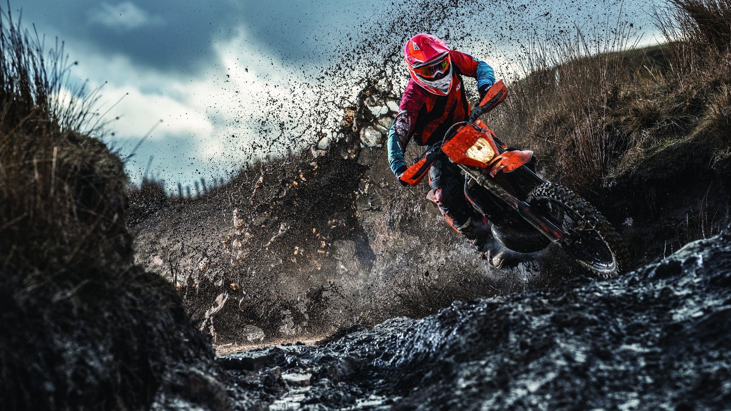 水上瑜伽桨板团体赛 水纹荡漾中保持合十姿势